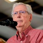 Kam sa podel Mitch McConnell Vplyvny republikan niekolkokrat spadol a neukazuje sa na verejnosti