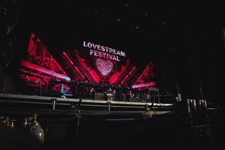 Lovestream sa topi v dlhoch Zachranuje ho Hatvany z nastenkovho tendra a syn Babisovho advokata