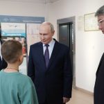 Narychlo opravit cesty a naoko zlacnit benzin Putin sa vybral za Ural aby si pozrel Potemkinove dediny