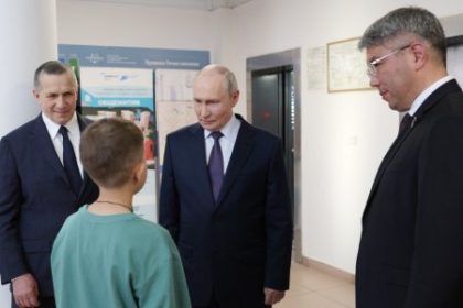 Narychlo opravit cesty a naoko zlacnit benzin Putin sa vybral za Ural aby si pozrel Potemkinove dediny
