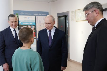 Narychlo opravit cesty a naoko zlacnit benzin Putin sa vybral za Ural aby si pozrel Potemkinove dediny