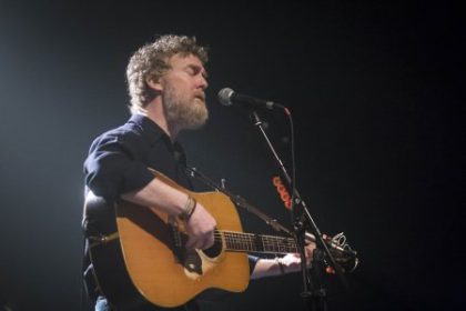 Po smrti Glena Hansarda sa hovori nielen o hudbe Spevacka Neko Case otvorila temu jeho vztahu k zenam