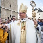 Preco sa pan biskup Trstensky musi skryvat za Vatikan