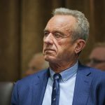 Prirovnaval covidove opatrenia k holokaustu teraz odporuca ockovanie proti osypkam Kennedyho obrat ma vsak hacik
