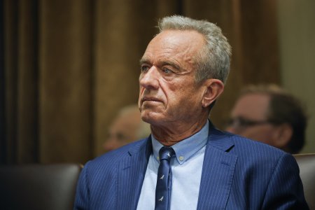 Prirovnaval covidove opatrenia k holokaustu teraz odporuca ockovanie proti osypkam Kennedyho obrat ma vsak hacik