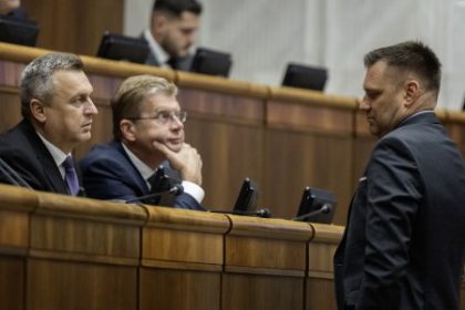 SNS zvysuje tlak na Tarabov koniec nahradit ho ma Kuffa Doteraz Dankovi vyhrazanie skor nevychadzalo