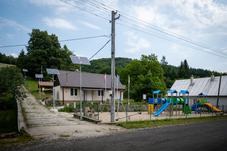 Starosta ktoreho firma postavila mur okolo Kukurice z eurofondov vybudoval detske ihrisko v dedine bez deti