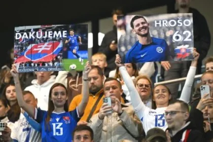 Čaj za štyri eurá i klobása za tretinu lístka. Bufety na východe prehnali ceny