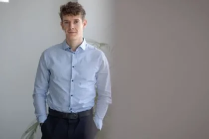 Cez brokera chcem investovať sto eur mesačne a vybrať si ich na dôchodku. Čo mám robiť?