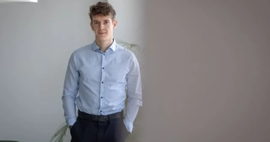 Cez brokera chcem investovať sto eur mesačne a vybrať si ich na dôchodku. Čo mám robiť?
