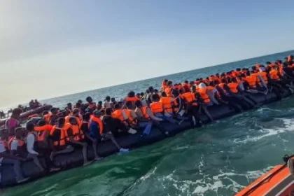 Čínske megačlny prevážajú migrantov do Británie aj napriek sankciám