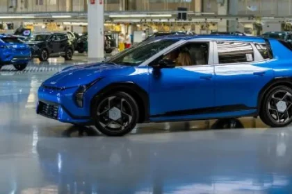 Ekonomický newsfilter: Historický zlom. Elektromobily v EÚ prvý raz zdolali benzín a naftu