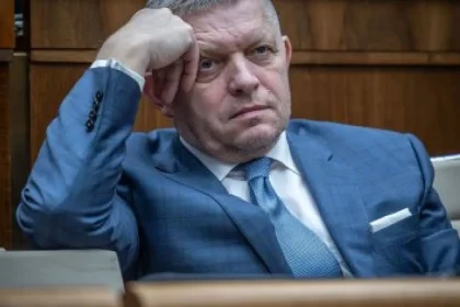 Fico čelí dileme. Päť dôvodov, prečo môže chcieť koalíciu udržať
