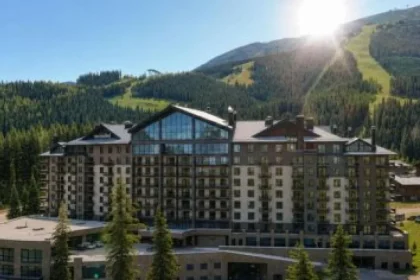 Firemný newsfilter: Hotel sa zmieril s Bookingom, Tatravagónka zarába na zbrojení