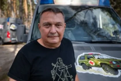 Generál Zmeko a šéfovia Nay či Esetu dodali sanitky vojakom na východe Ukrajiny (+video)
