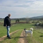 Johny je príťažlivý a dobre vyzerajúci muž