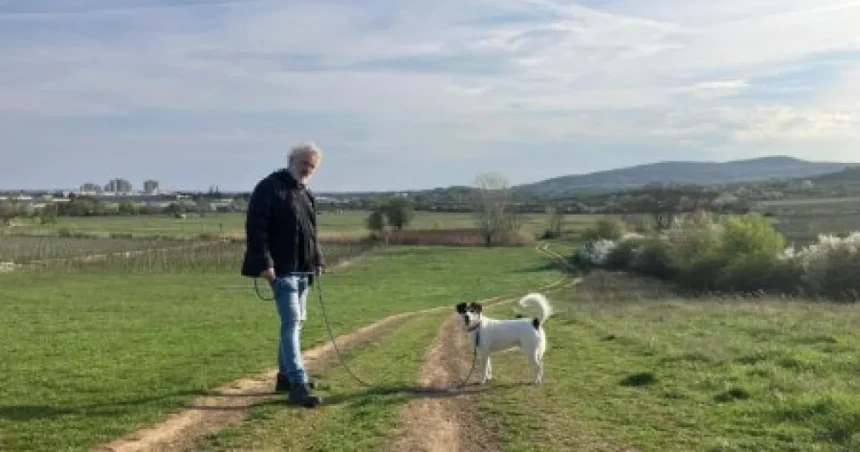 Johny je príťažlivý a dobre vyzerajúci muž