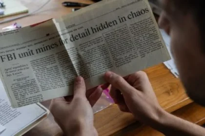 Muž stojí pri okne, vzápätí skočí. Pátranie po záberoch z 11. septembra