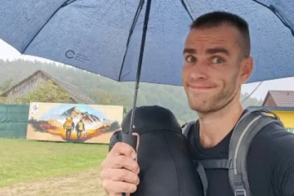 Šľapky, telefón a spacák. Muž s dáždnikom prešiel Cestu SNP za 10 dní