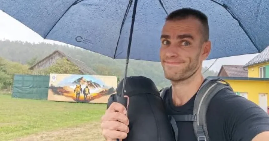 Šľapky, telefón a spacák. Muž s dáždnikom prešiel Cestu SNP za 10 dní