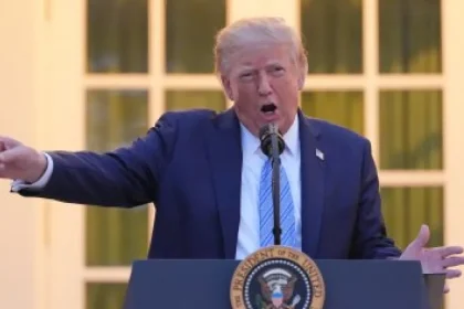 Trump po prehrách útočí na médiá, novinárom berie akreditácie
