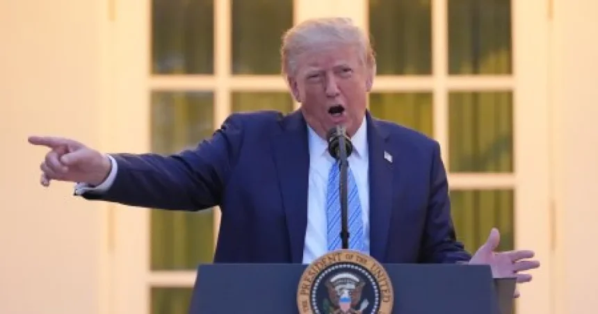 Trump po prehrách útočí na médiá, novinárom berie akreditácie