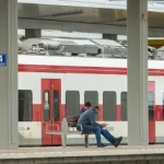 Vláda zareagovala na drahé palivá. Namiesto dvojitých cien zlacňuje vlaky