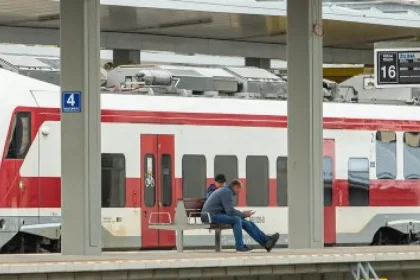 Vláda zareagovala na drahé palivá. Namiesto dvojitých cien zlacňuje vlaky
