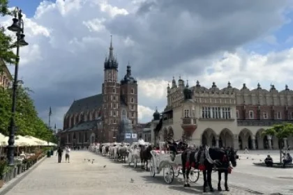 Voľby v Krakove potešili poľskú vládu, ich kandidátka ide do druhého kola ako outsiderka