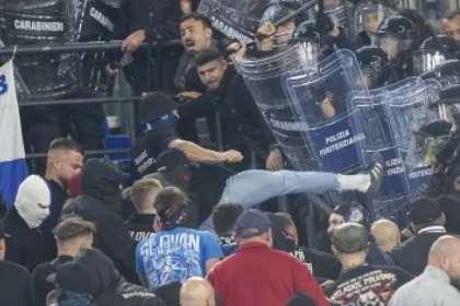 2000 fanúšikov Slovana v Ríme: báli sa útokov, potom sa bili s policajtmi