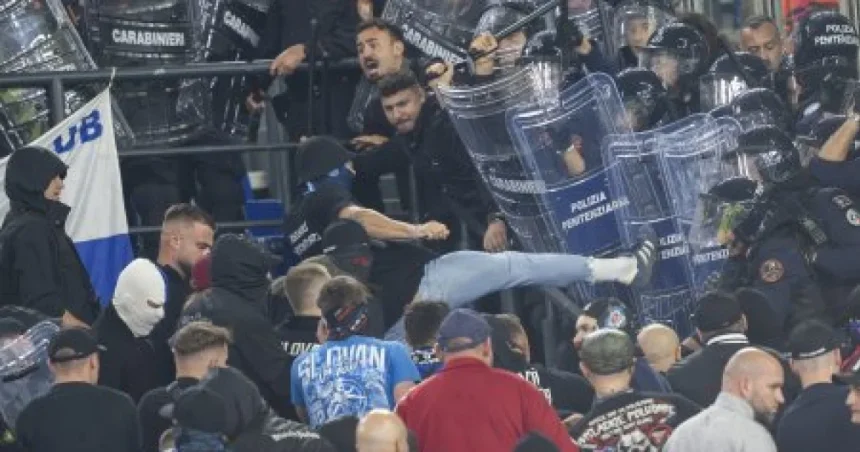 2000 fanúšikov Slovana v Ríme: báli sa útokov, potom sa bili s policajtmi