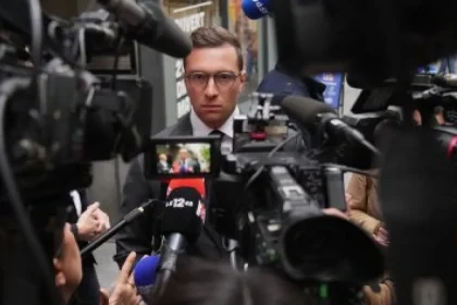 Bardellu dobehli antisemitské správy. Le Penová kryje jeho chrbát.