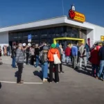 Biedronka zaostáva za sľubmi, viac predajní má aj menší hráč