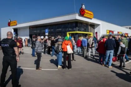 Biedronka zaostáva za sľubmi, viac predajní má aj menší hráč