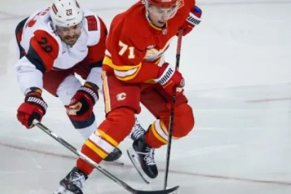 Calgary chápe, že brániť musia aj útočníci. Nemcov pár patrí k elite ligy