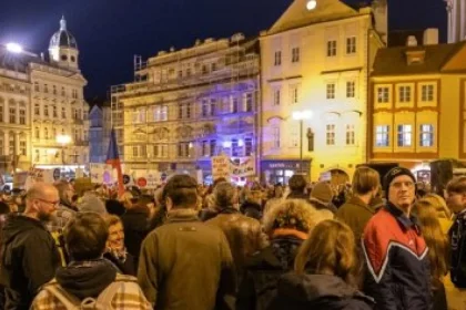 Česká vláda čelí protestom za slobodu médií, poslanec navrhuje zrušiť ČT