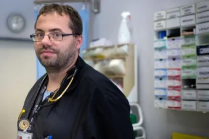 Do ambulancie priniesli nôž aj strelnú zbraň, hovorí lekár Hodosy