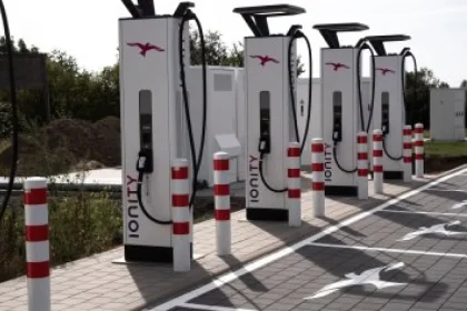 Ekonomický newsfilter: Predaj elektromobilov na Slovensku stúpol o 127 percent