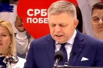Fico predčasne odišiel z Bruselu a na mítingu v srbčine podporil Vučića