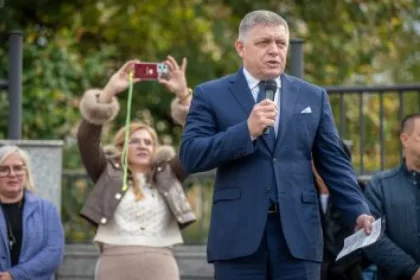 Fico sa na turné po východe vyhýbal Mazurekovi, dohodu Republiky a Smeru prezradila Vaľová