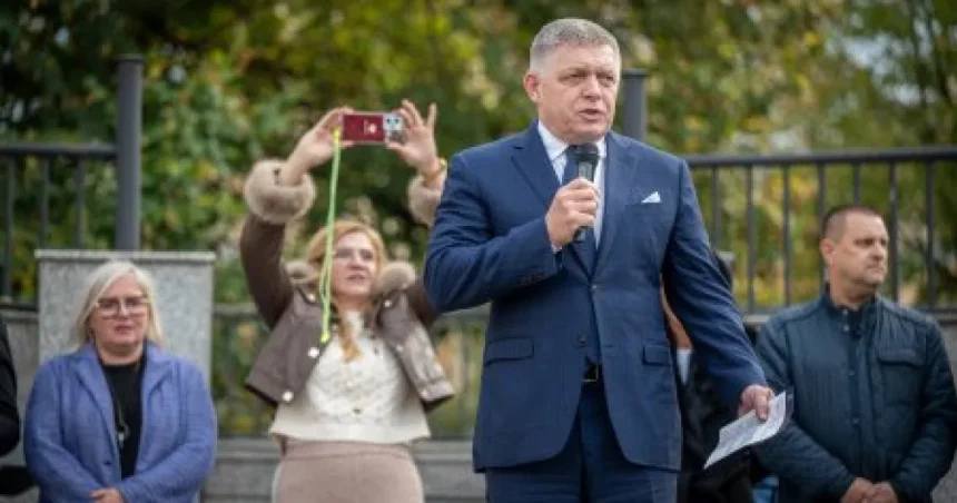 Fico sa na turné po východe vyhýbal Mazurekovi, dohodu Republiky a Smeru prezradila Vaľová