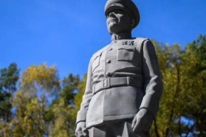 Kto zaplatil Koneva? Vie to len autor sochy, mlčí. Rusko účasť odmieta