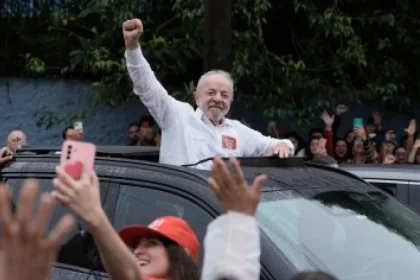 Lula porazil Bolsonara a štvrtýkrát sa stal brazílskym prezidentom