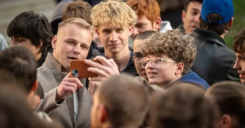 Mazurek chce osloviť aj 14-ročných: pohľad do očí, selfie a krik na námestí