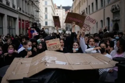 Mladí Európania protestujú pre drahé bývanie a školy