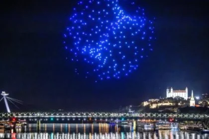 Nad Dunajom vzlietlo 300 dronov a z vody vyplávala pätnásťmetrová ryba