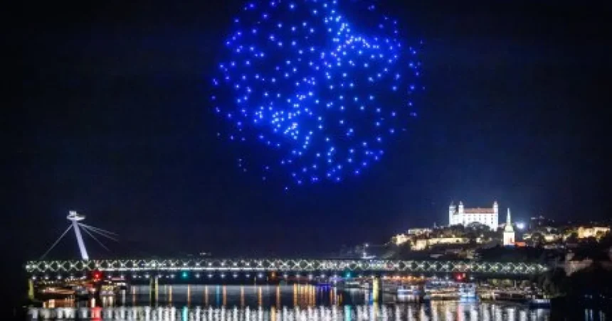 Nad Dunajom vzlietlo 300 dronov a z vody vyplávala pätnásťmetrová ryba