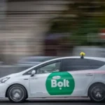 Nový zákon dá kuriérom a taxikárom šancu na pracovné zmluvy