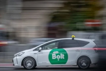 Nový zákon dá kuriérom a taxikárom šancu na pracovné zmluvy