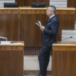 Platy štátnych zamestnancov pred voľbami stúpnu. Opozícia to kritizuje